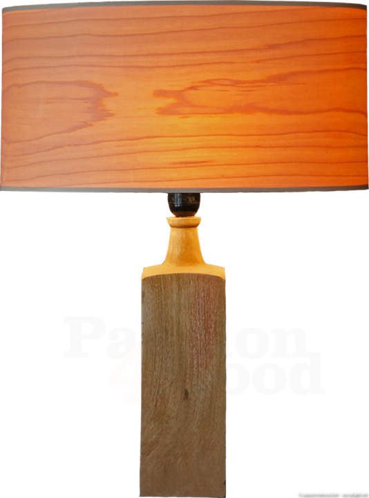 ovale tablelamp in maple wood uitgesneden.png